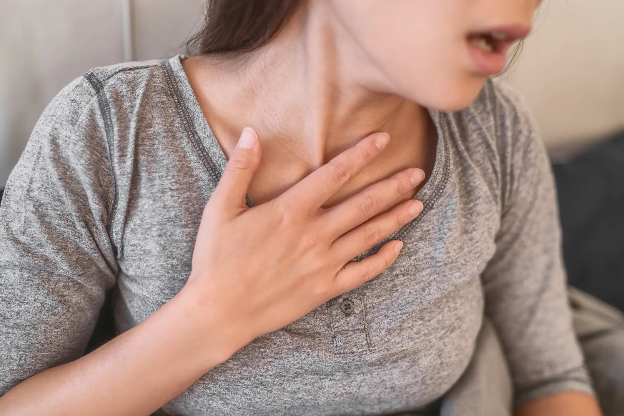 A won\man is expeiencing asthmatic wheezing. The Buteyko method helps
